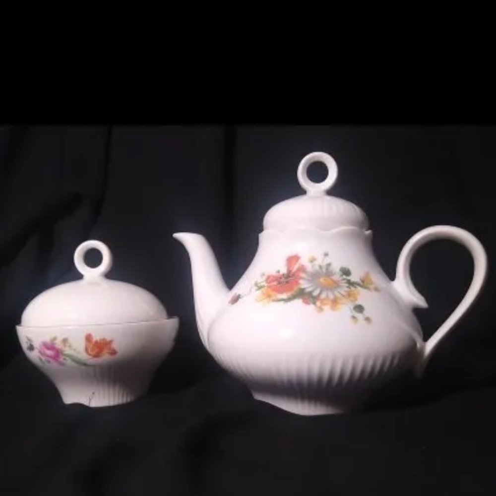 Vintage JLMENAU GRAF VON HENNEBERG Porcelain Set Tea Pot And Sugar Bowl  Germany